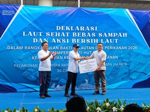 Peringati HUT Ke-27, KKP Gelar Aksi Bersih Laut di PPS Nizam Zachman