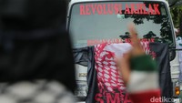 Penolakan tersebut dikaitkan dengan persoalan solidaritas terhadap rakyat Palestina di tengah konflik yang masih berlangsung. FPI menilai persoalan ini tidak sekadar menyangkut pertunjukan musik, tetapi juga kepedulian terhadap kondisi kemanusiaan di Palestina.