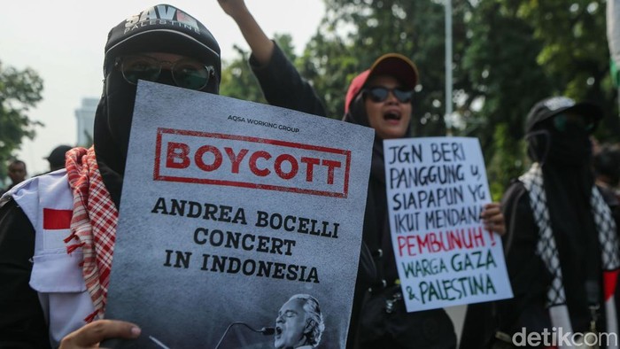 Konser Andrea Bocelli Menuai Penolakan, FPI Gelar Aksi Damai Sejumlah massa dari Front Persaudaraan Islam (FPI) menggelar aksi damai di depan Balai Kota DKI Jakarta, Jumat (30/10/2026). Aksi tersebut dilakukan sebagai bentuk penolakan terhadap rencana konser penyanyi tenor asal Italia, Andrea Bocelli, di Indonesia.