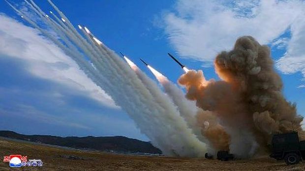 Korut melakukan uji coba peluncur roket multiple berkaliber 600 mm