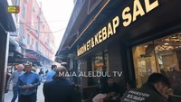 Tak hanya itu, keduanya juga mampir ke sebuah restoran legendaris bernama Mardin Et Ve Kebap Salonu. Restoran ini terkenal dengan kebab autentiknya. Foto: YouTube/Maia Aleldul TV