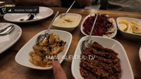 Ada banyak menu yang dipesan Maia dan Irwan. Untuk menu pembuka, ada hummus, salad, grilled onion, dan tumisan sayuran dengan bumbu lada. Foto: YouTube/Maia Aleldul TV