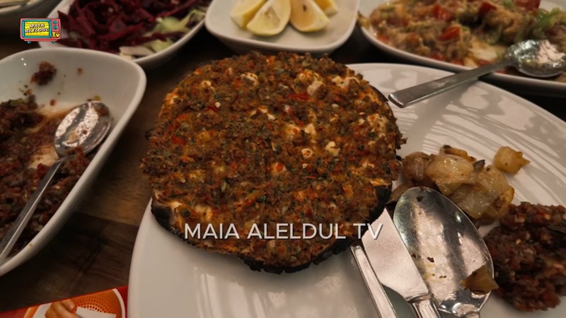 Maia Estianty dan Irwan Mussry makanan kebab di Turki Maia Estianty dan Irwan Mussry makanan kebab di Turki
