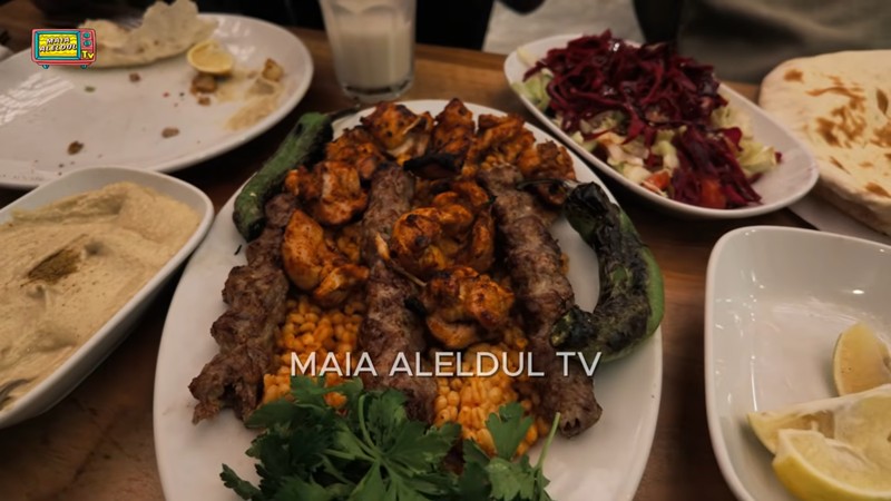 Maia Estianty dan Irwan Mussry makanan kebab di Turki Maia Estianty dan Irwan Mussry makanan kebab di Turki