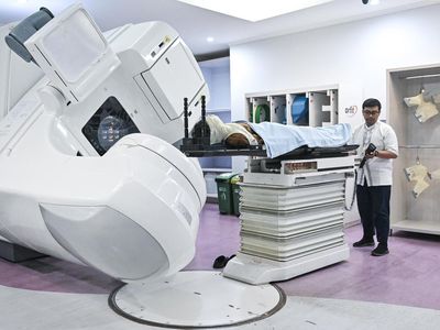 Pasien menunggu giliran pelayanan kesehatan di gedung Aura Oncology Center, RSUD Pasar Minggu, Jakarta, Jumat (30/10/2026). Pusat onkologi tersebut menyediakan layanan penanganan kanker secara terintegrasi yang mencakup fasilitas deteksi dan diagnosi