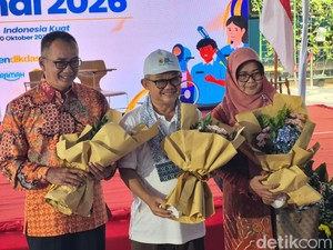 Mendikdasmen Muti Dapat Kejutan Reuni dengan Guru Semasa Sekolah di Kudus