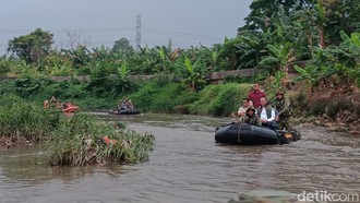 Perahu Menteri PU Mogok Berkali-kali Saat Susuri Kali Angke, Gara-gara Sampah