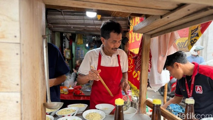 Mie Ayam Donoloyo: Mie Ayam Langganan Bebi Romeo yang Laku 150 Porsi Sehari