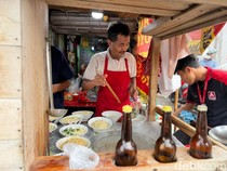 Mie Ayam Donoloyo: Mie Ayam Langganan Bebi Romeo yang Laku 150 Porsi Sehari