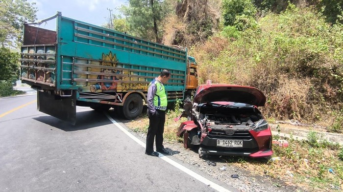 Mobil Agya dan truk Fuso yang terlibat kecelakaan di jalan poros Maros-Bone.