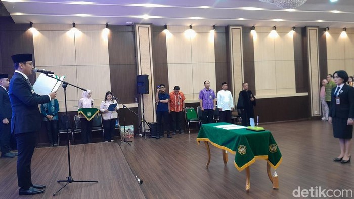 Pelantikan Erisda Hutasoit sebagai Sekretaris DPRD Medan. (Rechtin Hani Ritonga/detikSumut)