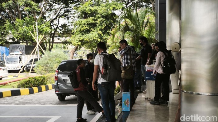 Penyidik KPK saat membawa dua koper dan dua dus dari Kantor Bea Cukai Semarang di Jalan Yos Sudarso, Kecamatan Semarang Barat, Kota Semarang, Jumat (30/10/2026).