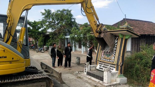 Perobohan tugu silat di Jatim. Perobohan tugu silat di Jatim.