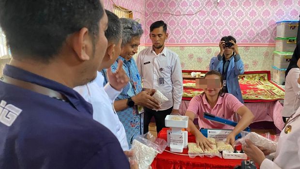 Pertamina Patra Niaga Sumbagsel saat melihat prose pembuatan tempe di Lapas Perempuan Palembang Pertamina Patra Niaga Sumbagsel saat melihat prose pembuatan tempe di Lapas Perempuan Palembang