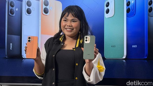 Poco X8 dan Poco C95 Pro Novita Krisutami, PR Manager Xiaomi Indonesia memegang Poco X8 dan Poco C95 Pro