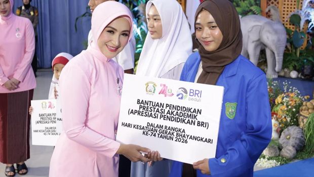 Polda Riau mendorong Bhayangkari berperan aktif dalam pemberdayaan masyarakat di Hari Kesatuan Gerak Bhayangkari ke-74, Jumat (30/10/2026). Ketua Bhayangkari Riau Ny Peppy Arman Achdiat menyerahkan bantuan beasiswa kepada mahasiswa berpresiasti di HKGB ke-74.