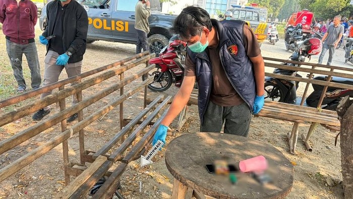 Polisi olah TKP penemuan mayat pejabat BPBD Konawe.