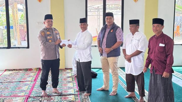 Polres Kuansing menggelar Jumat Keliling di masjid Kuantan Tengah, membawa pesan kamtibmas, Jumat (30/10/2026).