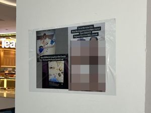 Heboh Poster Wanita Bugil Open BO Ditempel di Tembok Mal Gresik