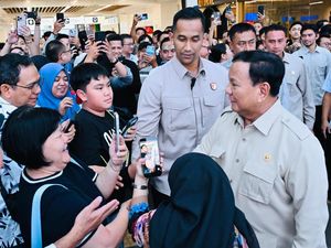 Prabowo Pulang dari Bandung Naik Whoosh, Sapa&nbsp;dan&nbsp;Foto Bareng Warga di Halim