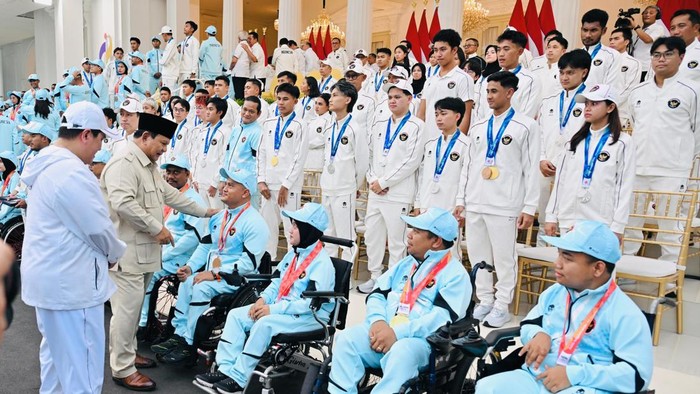 Presiden Prabowo Subianto menyerahkan penghargaan ke para atlet peraih medali di Asian Games dan Para Games 2026, di Halaman Istana Merdeka, Kamis (29/10).