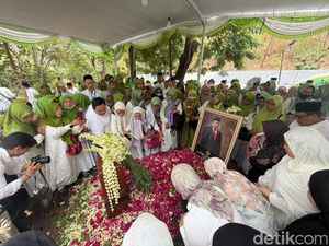 Suasana Haru Warnai Pemakaman Anggota BPK RI Fathan Subchi