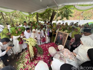 Suasana Haru Warnai Pemakaman Anggota BPK RI Fathan Subchi
