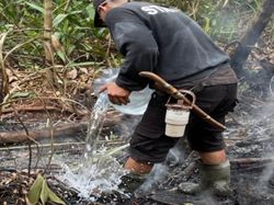 Apa Daya Selang Tak Sampai, 40 Relawan Karhutla TNTP Estafet Air Pakai Galon