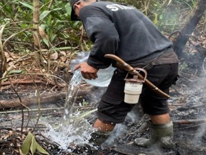Apa Daya Selang Tak Sampai, 40 Relawan Karhutla TNTP Estafet Air Pakai Galon