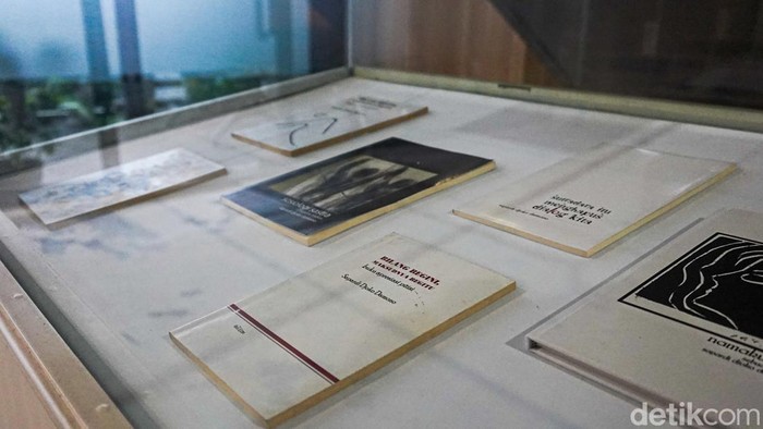 Pameran bertajuk &ldquo;2 Peristiwa 1 Sajak: Pameran dan Diskusi, Karya dan Pemikiran&rdquo; menghadirkan kembali jejak perjalanan sastra penyair Sapardi Djoko Damono. Kegiatan ini menjadi ruang bagi masyarakat untuk mengenang sosok maestro puisi Indonesia melalui karya, pemikiran, dan benda-benda bersejarah yang pernah menjadi bagian dari kehidupannya.