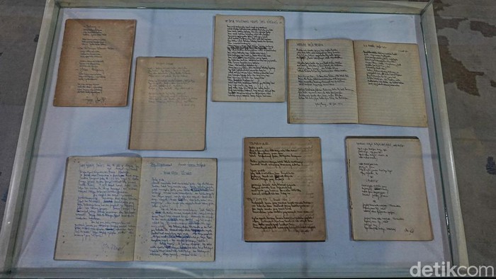 Pameran bertajuk &ldquo;2 Peristiwa 1 Sajak: Pameran dan Diskusi, Karya dan Pemikiran&rdquo; menghadirkan kembali jejak perjalanan sastra penyair Sapardi Djoko Damono. Kegiatan ini menjadi ruang bagi masyarakat untuk mengenang sosok maestro puisi Indonesia melalui karya, pemikiran, dan benda-benda bersejarah yang pernah menjadi bagian dari kehidupannya.