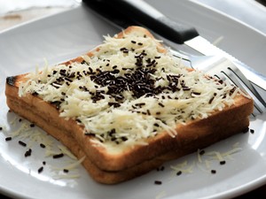 Cuma 5 Menit! Resep Roti Bakar Keju dan Teh Tarik Rempah Hangat yang Sat Set