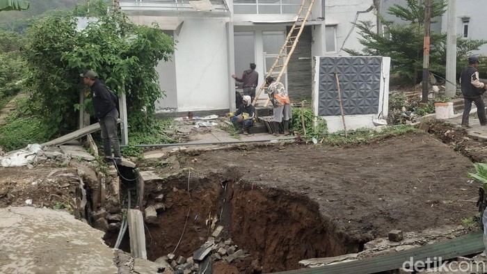 Rumah dan jalan di perumahan Cimahi Selatan rusak diterjang longsor