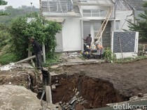 Longsor Beruntun di Cimahi, Jalan Perumahan Terbelah