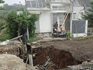 Longsor Beruntun di Cimahi, Jalan Perumahan Terbelah