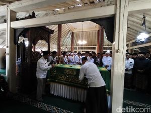 Momen Berkabung Pemakaman Anggota BPK RI Fathan Subchi di Demak