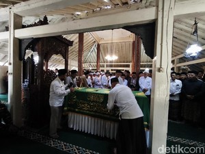 Momen Berkabung Pemakaman Anggota BPK RI Fathan Subchi di Demak