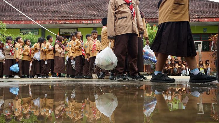 Sampah Jadi Uang Saku, Cara Unik Siswa Trenggalek Belajar Menabung