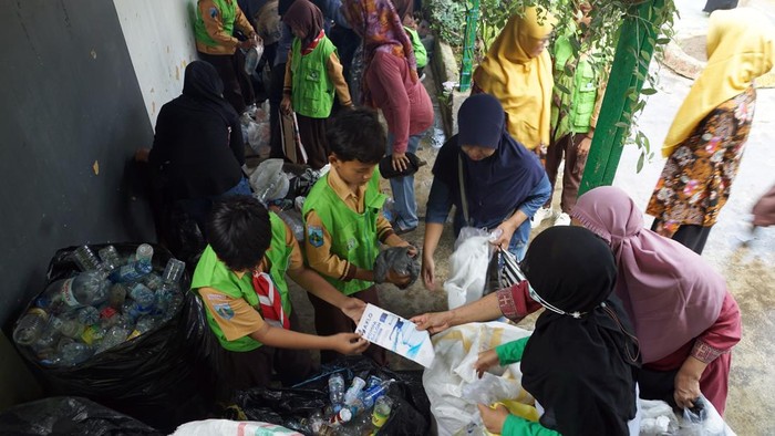 Sampah Jadi Uang Saku, Cara Unik Siswa Trenggalek Belajar Menabung