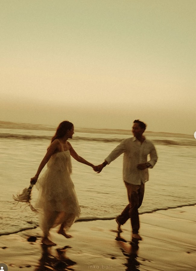 Azriel Hermansyah dan Sarah Menzel bagikan foto prewedding jelang hari bahagia. &ldquo;Can&rsquo;t wait to see what the future holds for us,&rdquo; tulis keterangan unggahannya. Foto: Instagram/@ssarah_menzel