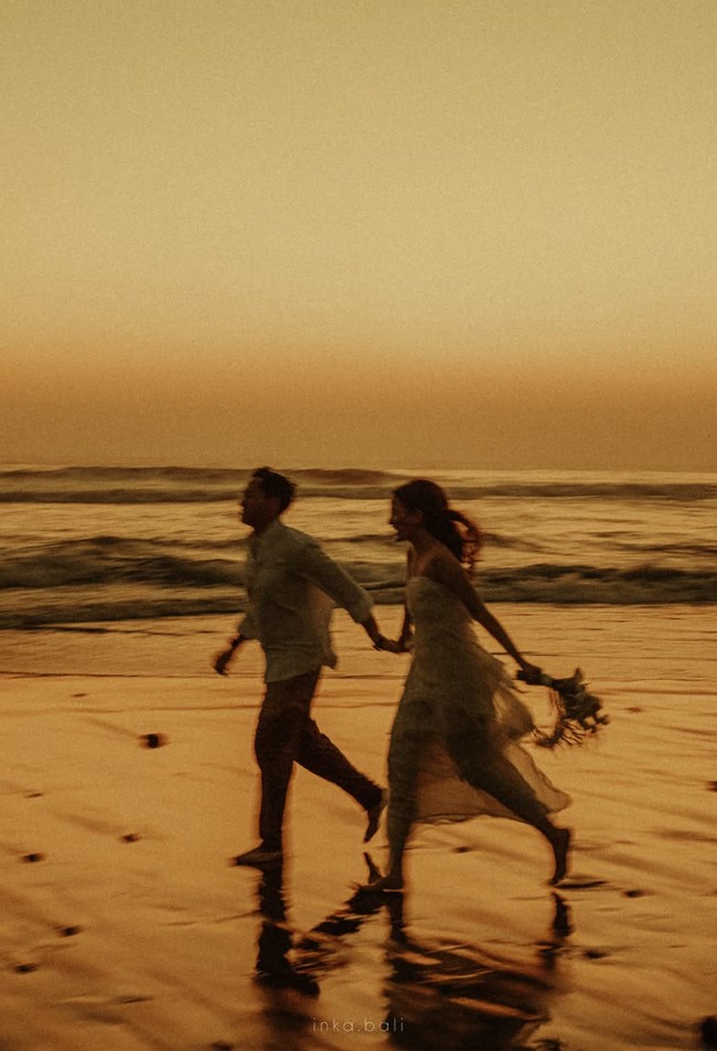 Dengan bantuan fotografer @inka.bali, Sarah dan Azriel tampil mesra di tepi pantai. Kabarnya keduanya akan menikah di tahun 2027.&nbsp;Foto: Instagram/@ssarah_menzel