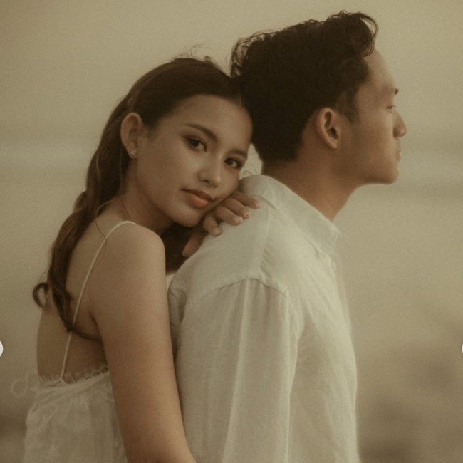 Potret Prewedding Sarah Menzel & Azriel Hermansyah, Mesra di Tepi Pantai