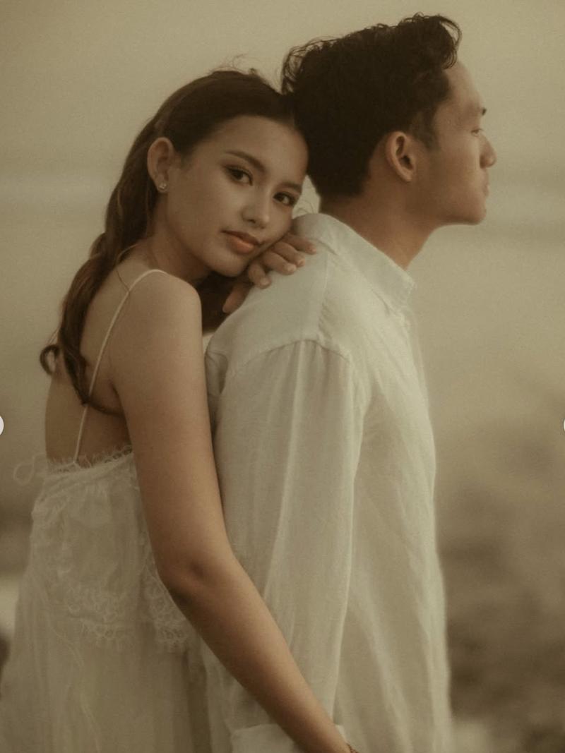 Potret Prewedding Sarah Menzel & Azriel Hermansyah, Mesra di Tepi Pantai