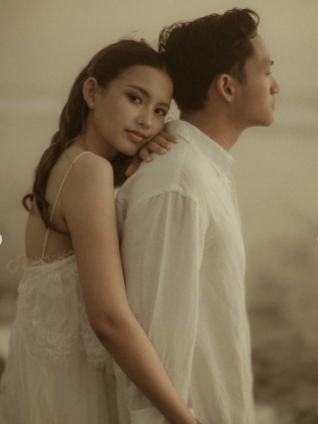Potret Prewedding Sarah Menzel & Azriel Hermansyah, Mesra di Tepi Pantai