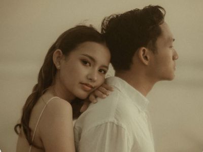 Potret Prewedding Sarah Menzel & Azriel Hermansyah, Mesra di Tepi Pantai