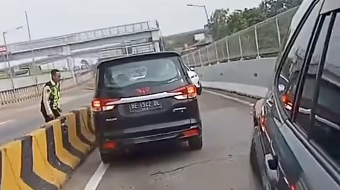 Seorang pengendara mobil melawan arah di Gerbang Tol Ciledug, akibat salah membaca Google Maps. (dok.tangkapan layar medsos)