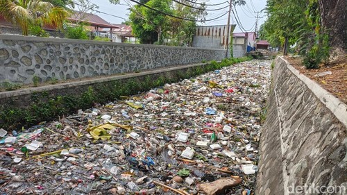 Tumpukan sampah di salah satu kali di kawasan Tanjung Karang, Sekarbela, Kota Mataram, Rabu (28/1/2026).