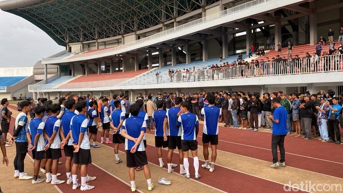 Ratusan suporter menggeruduk sesi latihan PSIM Jogja di Stadion Mandala Krida, Kota Jogja, Jumat (30/10/2026).