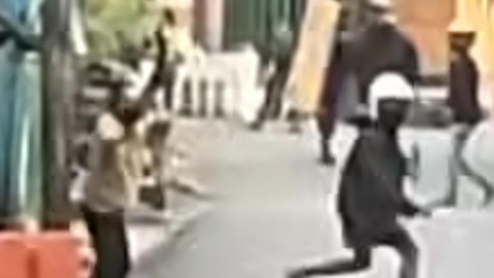 Tawuran dua kelompok warga terjadi di Jalan Kadea Kota Makassar.
