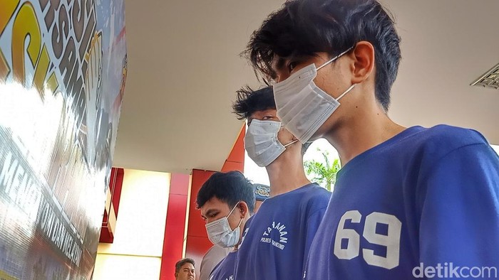 Tersangka pembacokan di Soreang saat diamankan di Mapolresta Bandung, Soreang, Jumat (30/10/2026). Tersangka pembacokan di Soreang saat diamankan di Mapolresta Bandung, Soreang, Jumat (30/10/2026).
